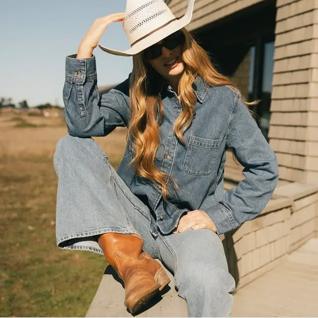 Denim Shirt and Wide-Leg Jeans with Straw Hat — Classy Rodeo Outfits for Women