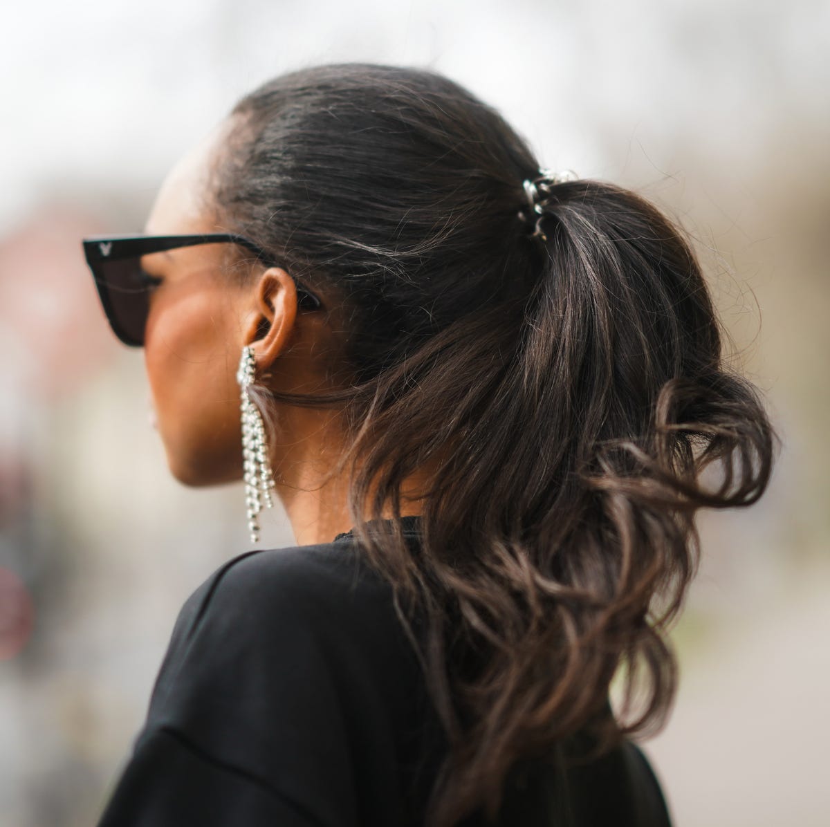 Shoulder Length Low Ponytail Accessory, Close-Up Take — Classy Rubber Bands Hairstyles