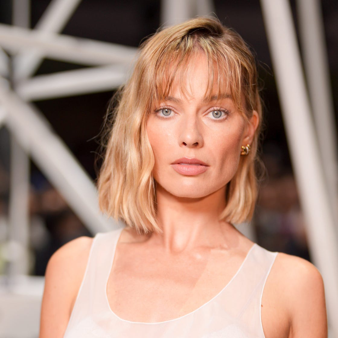 Chin Length Bob With Wavy Curtain Bangs and Blonde With Root Shadow Chin Length Bob With Wavy Curtain Bangs and Blonde With Root Shadow — Classy Shoulder Length Bob