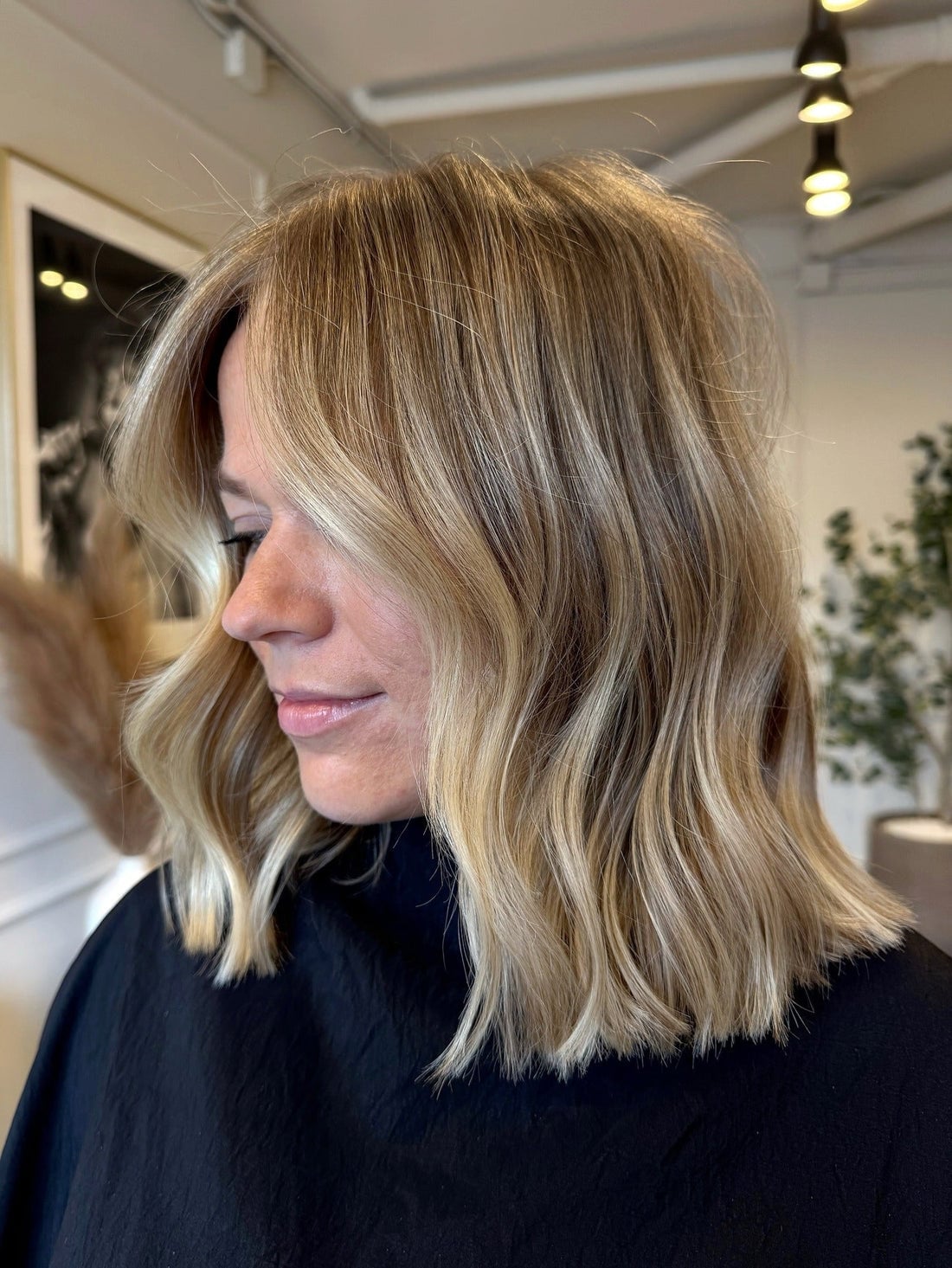 Collarbone Bob With Face Framing Layers and Blonde Balayage Collarbone Bob With Face Framing Layers and Blonde Balayage — Classy Shoulder Length Bob