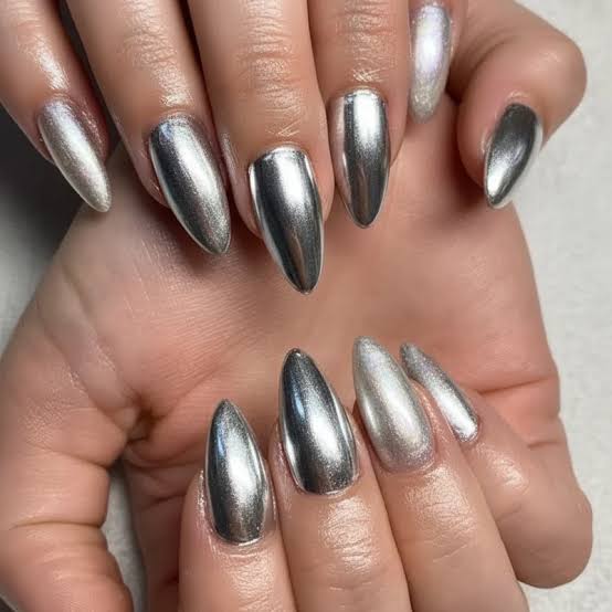 Medium Almond Flawless Mirror Silver Chrome, миндаль Medium Almond Flawless Mirror Silver Chrome, миндаль — Classy Silver Chrome Nails