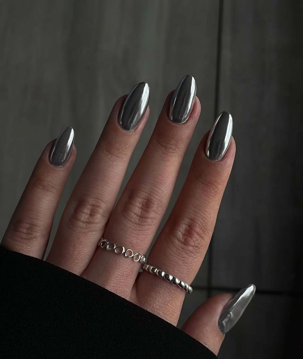 Short Almond Mirror Shine Silver Chrome Short Almond Mirror Shine Silver Chrome — Classy Silver Chrome Nails