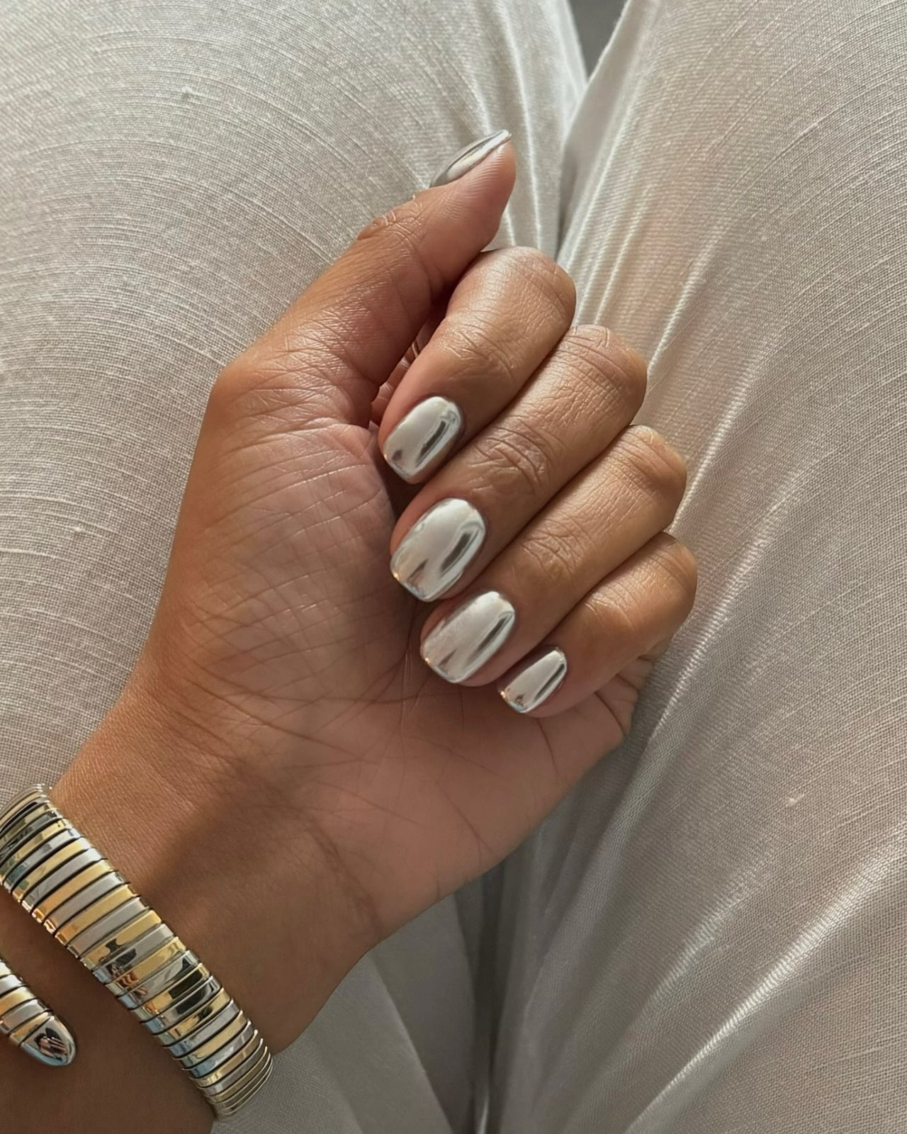 Short Oval Brilliant Silver Chrome Short Oval Brilliant Silver Chrome — Classy Silver Chrome Nails