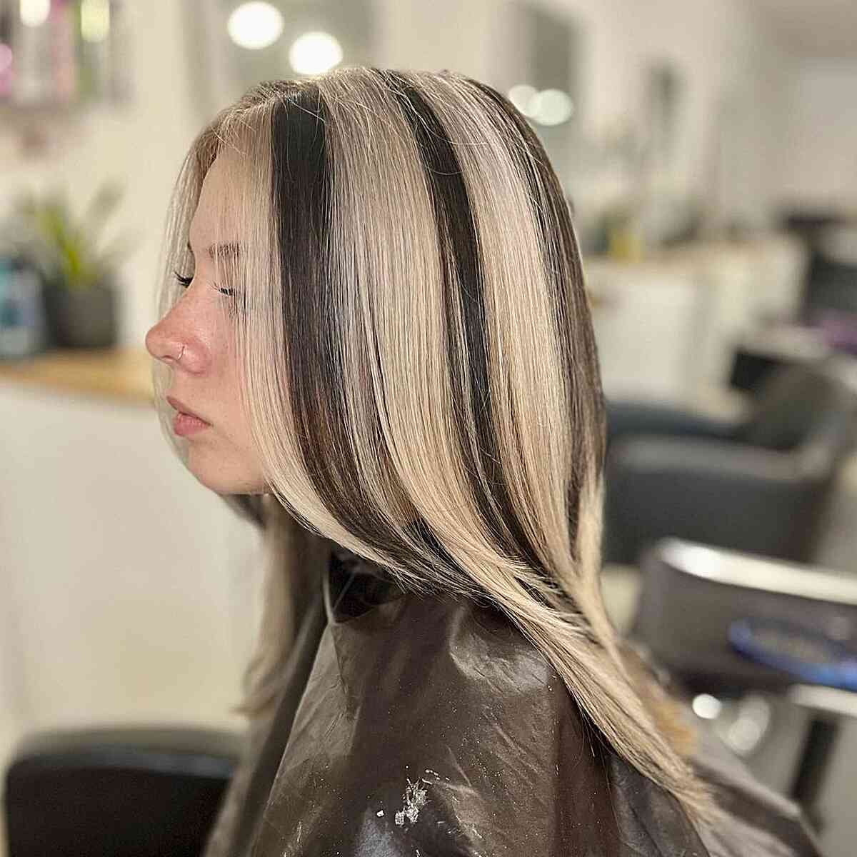 Collarbone Length Sleek Bob With Graphic Black And Blonde Stripes Collarbone Length Sleek Bob With Graphic Black And Blonde Stripes — Classy Skunk Stripe Hair