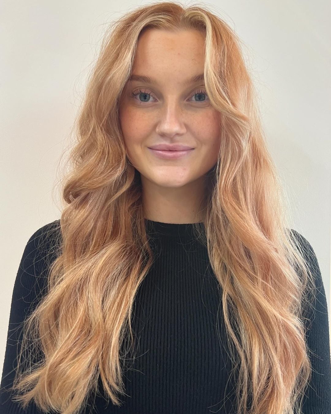 Collarbone Bob Wavy Strawberry Blonde Balayage, Layers Collarbone Bob Wavy Strawberry Blonde Balayage, Layers — Classy Strawberry Blonde