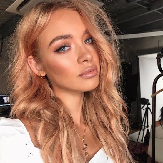 Collarbone Curtain Bangs Lighter Highlights Collarbone Curtain Bangs Lighter Highlights — Classy Strawberry Blonde