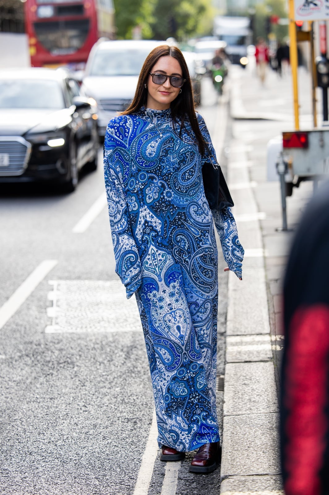 Paisley Print Maxi Dress with Chunky Boots Paisley Print Maxi Dress with Chunky Boots — Classy Streetwear Outfits