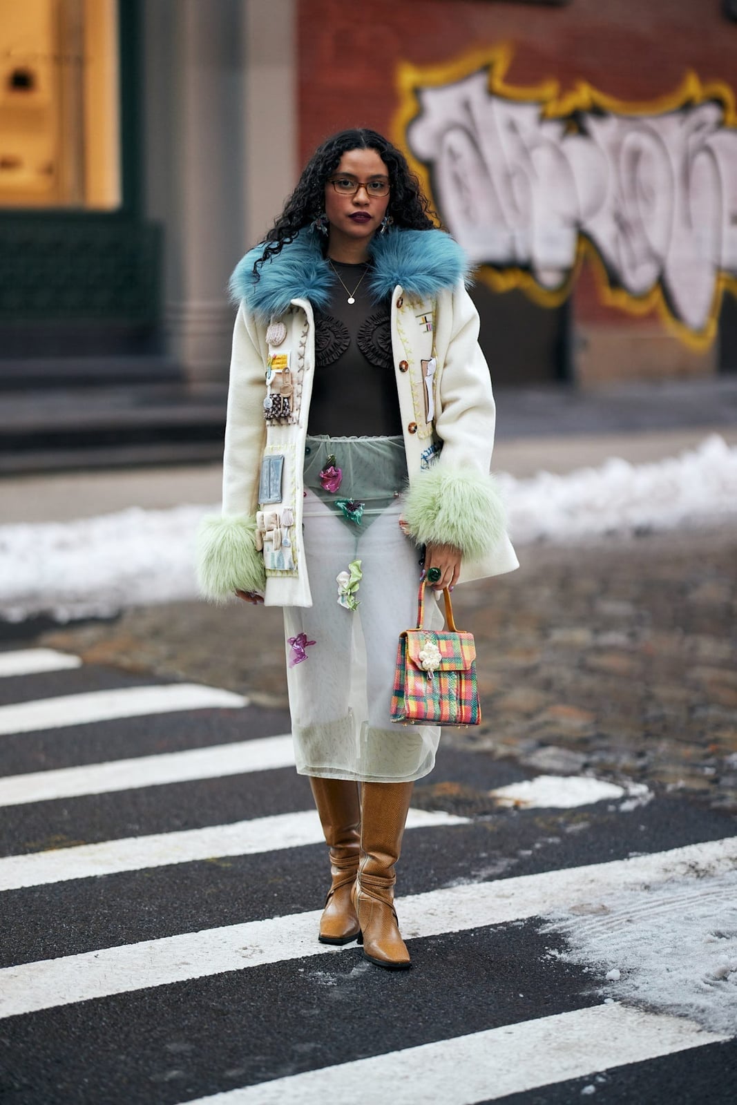 White Faux Fur Trim Coat with Plaid Handbag White Faux Fur Trim Coat with Plaid Handbag — Classy Streetwear Outfits