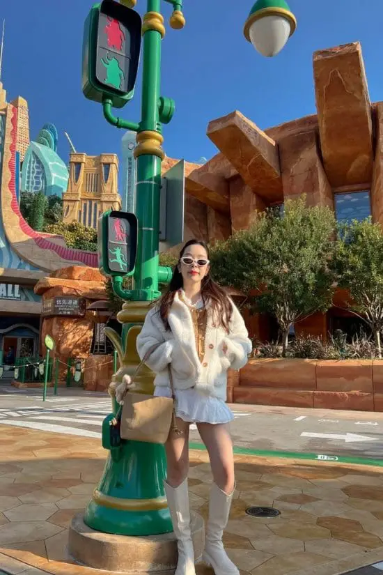White Faux Fur Jacket and Gold Top Theme Park Chic White Faux Fur Jacket and Gold Top Theme Park Chic — Classy Theme Park Outfits