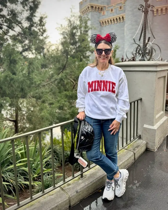 Minnie Graphic Sweatshirt and Blue Jeans for Theme Park Minnie Graphic Sweatshirt and Blue Jeans for Theme Park — Classy Theme Park Outfits