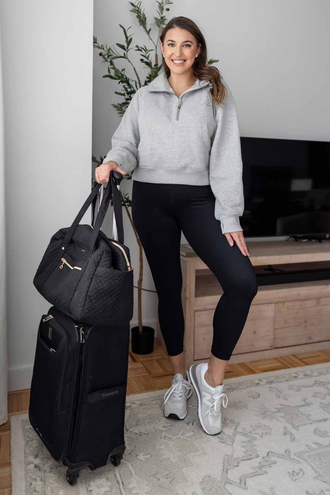 Gray Cropped Sweatshirt with Black Leggings for Travel — Classy Travel Outfits