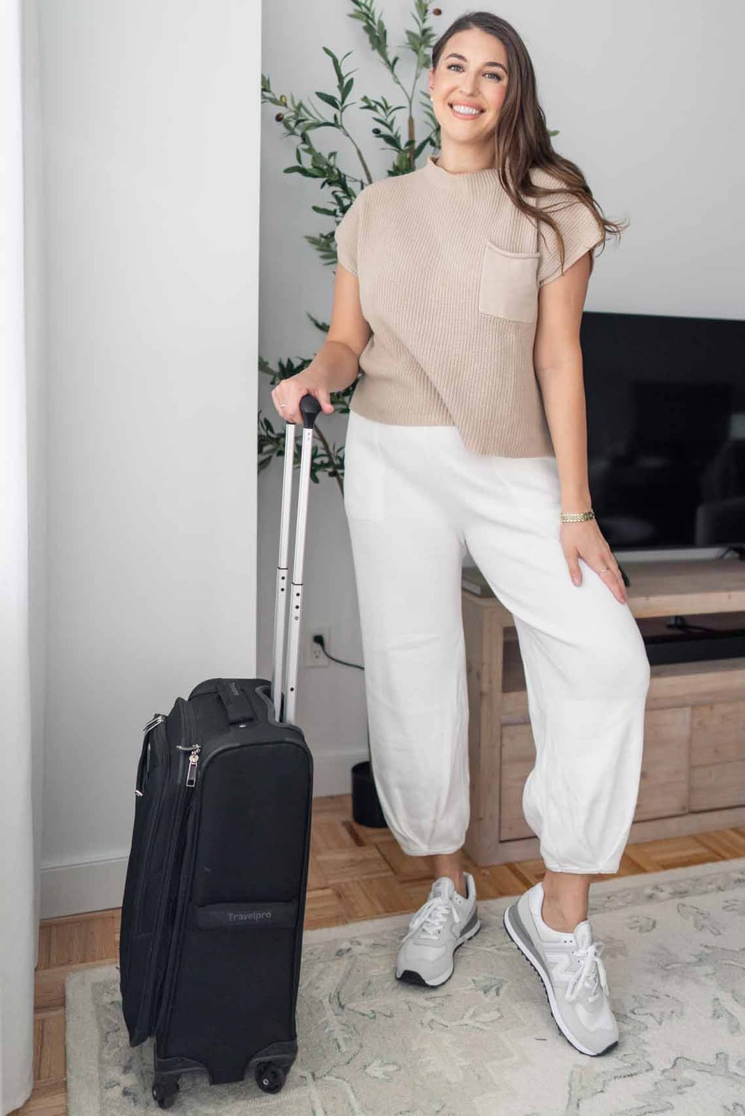 Beige Knit Top and White Trousers for Comfortable Travel — Classy Travel Outfits