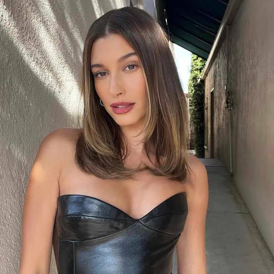 Collarbone Layers With Face Framing Blonde Collarbone Layers With Face Framing Blonde — Classy Two Tone Hair
