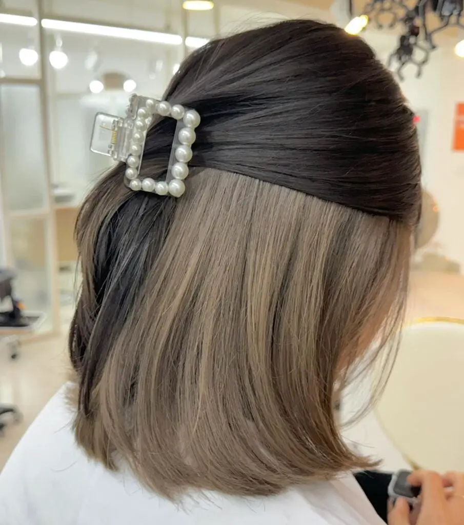 Collarbone Lob Peekaboo Highlights Collarbone Lob Peekaboo Highlights — Classy Two Tone Hair