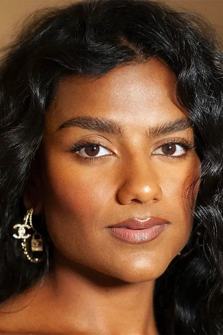 Collarbone Dark Brown Face-Framing Waves — Classy Wavy Hair Hairstyles