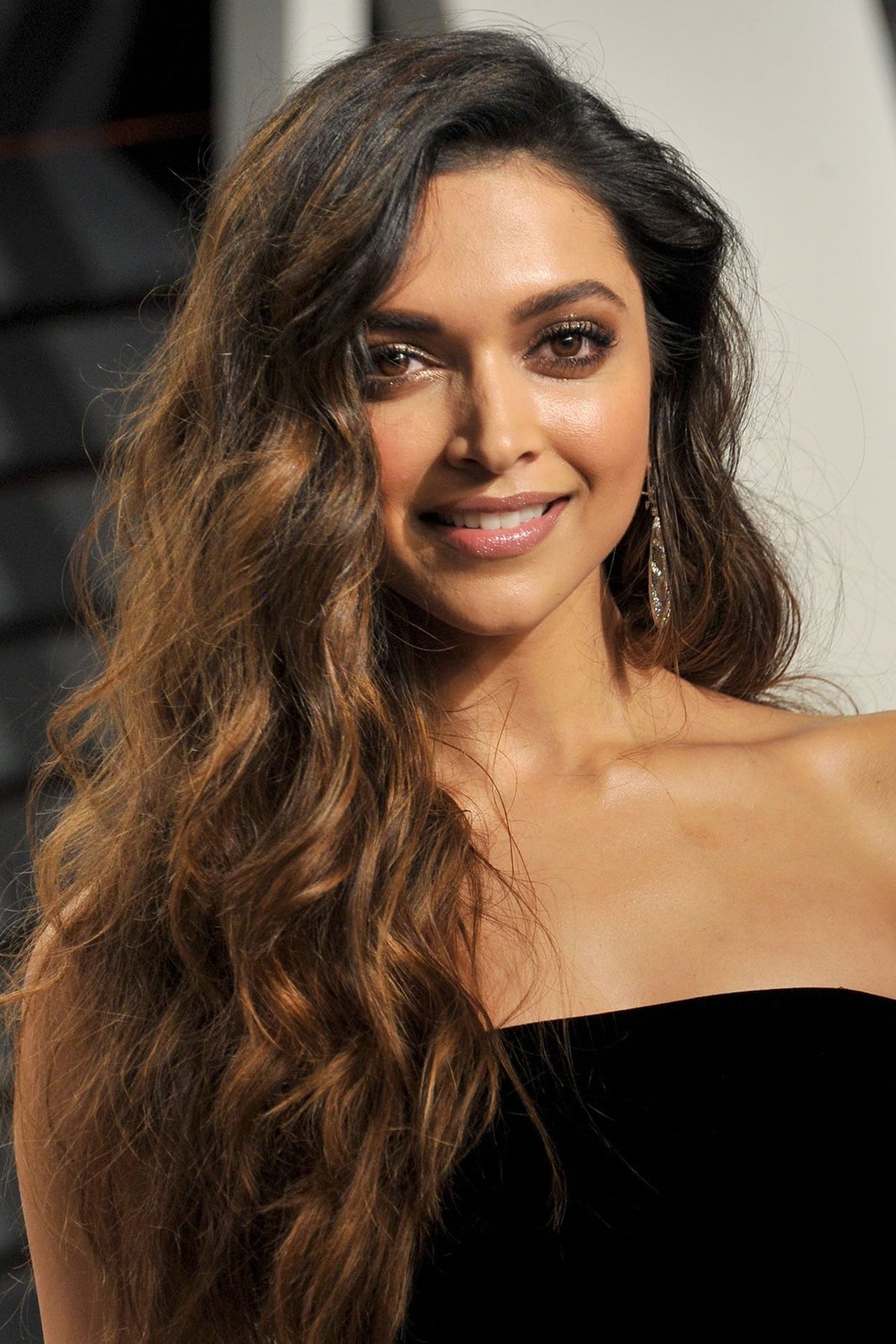 Mid-Back Dark Brown Beach Waves With Long Layers — Classy Wavy Hair Hairstyles