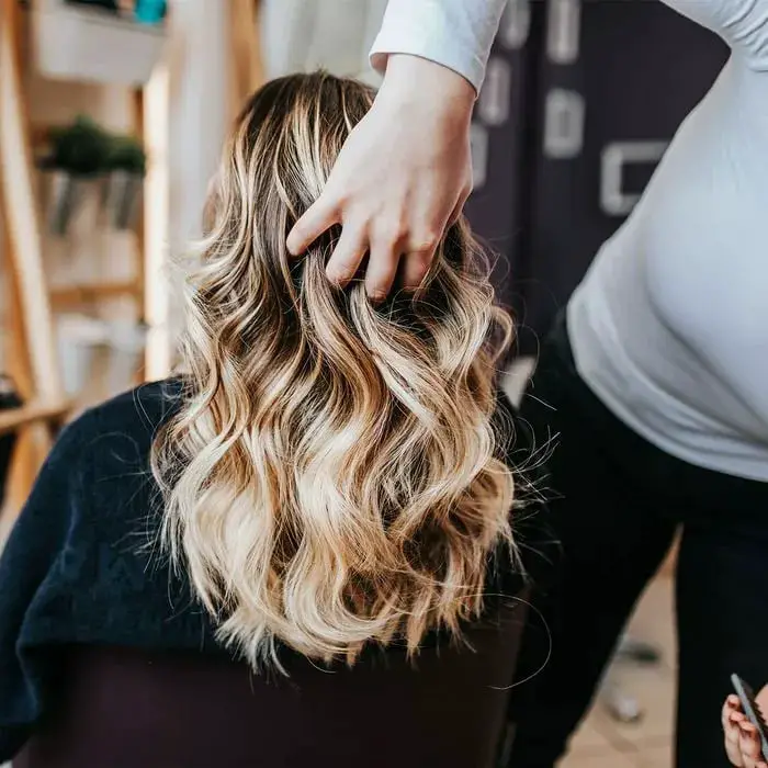 Mid-Back Balayage Blonde Loose Waves, Close-Up Take — Classy Wavy Hair Hairstyles