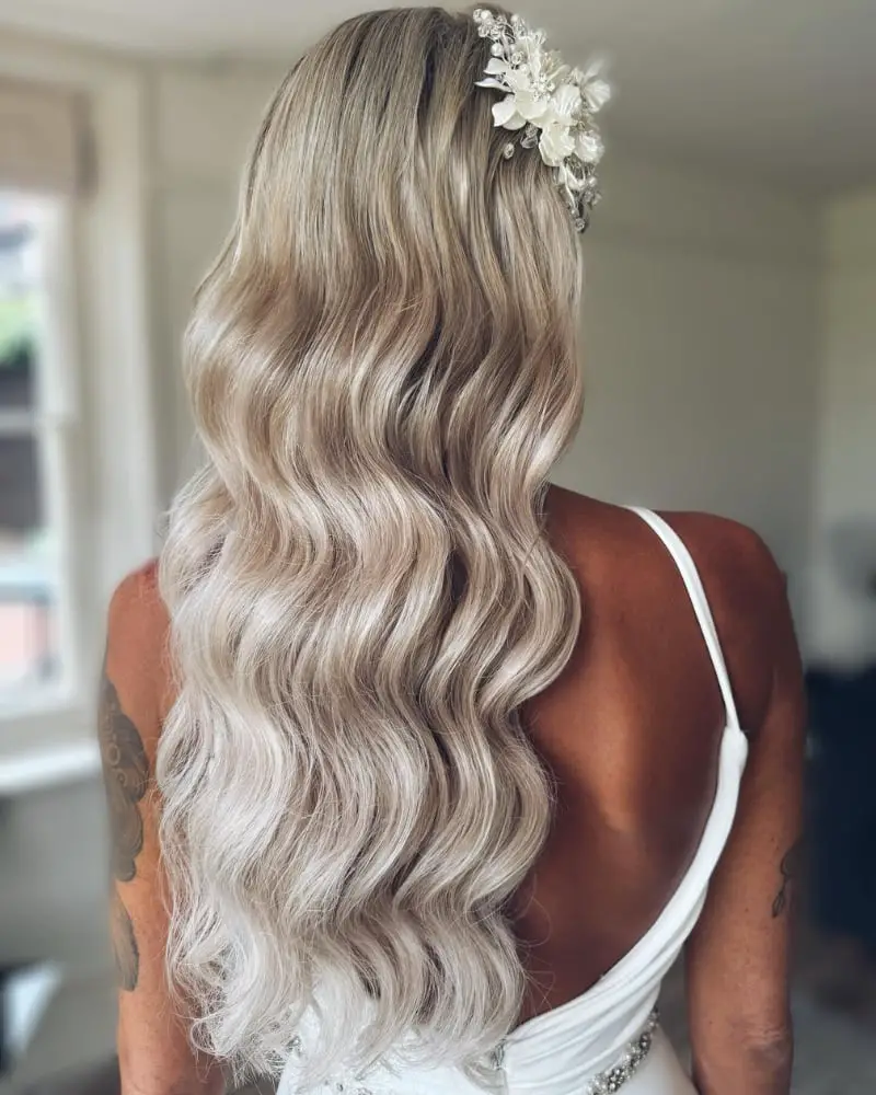 Ash Blonde Balayage Loose Waves — Classy Wavy Hair Hairstyles