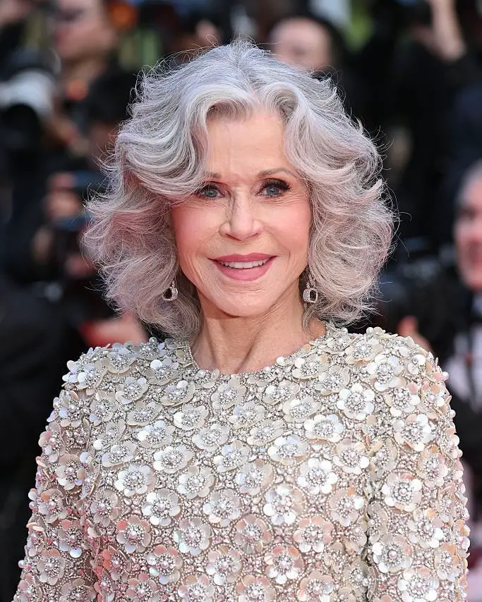Silver Gray Voluminous Waves Collarbone Length — Classy Wavy Hair Hairstyles