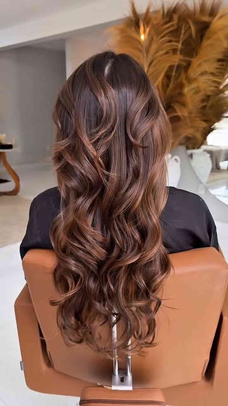 Dark Brown Subtle Highlights Loose Waves — Classy Wavy Hair Hairstyles