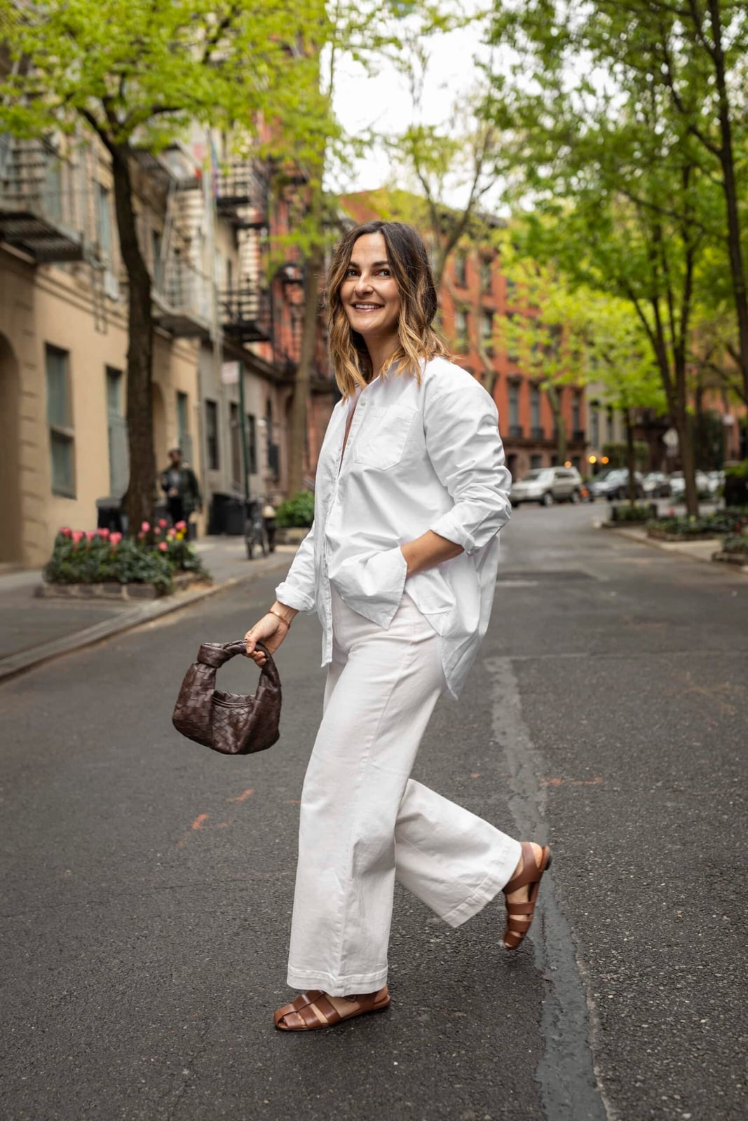 Wide Leg White Jeans With Oversized Shirt And Woven Bag — Classy White Jeans Outfits