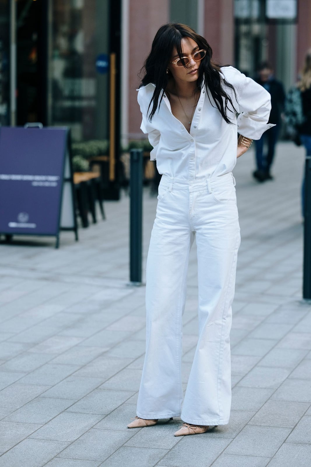 All White Wide Leg Jeans And Button Down Shirt — Classy White Jeans Outfits