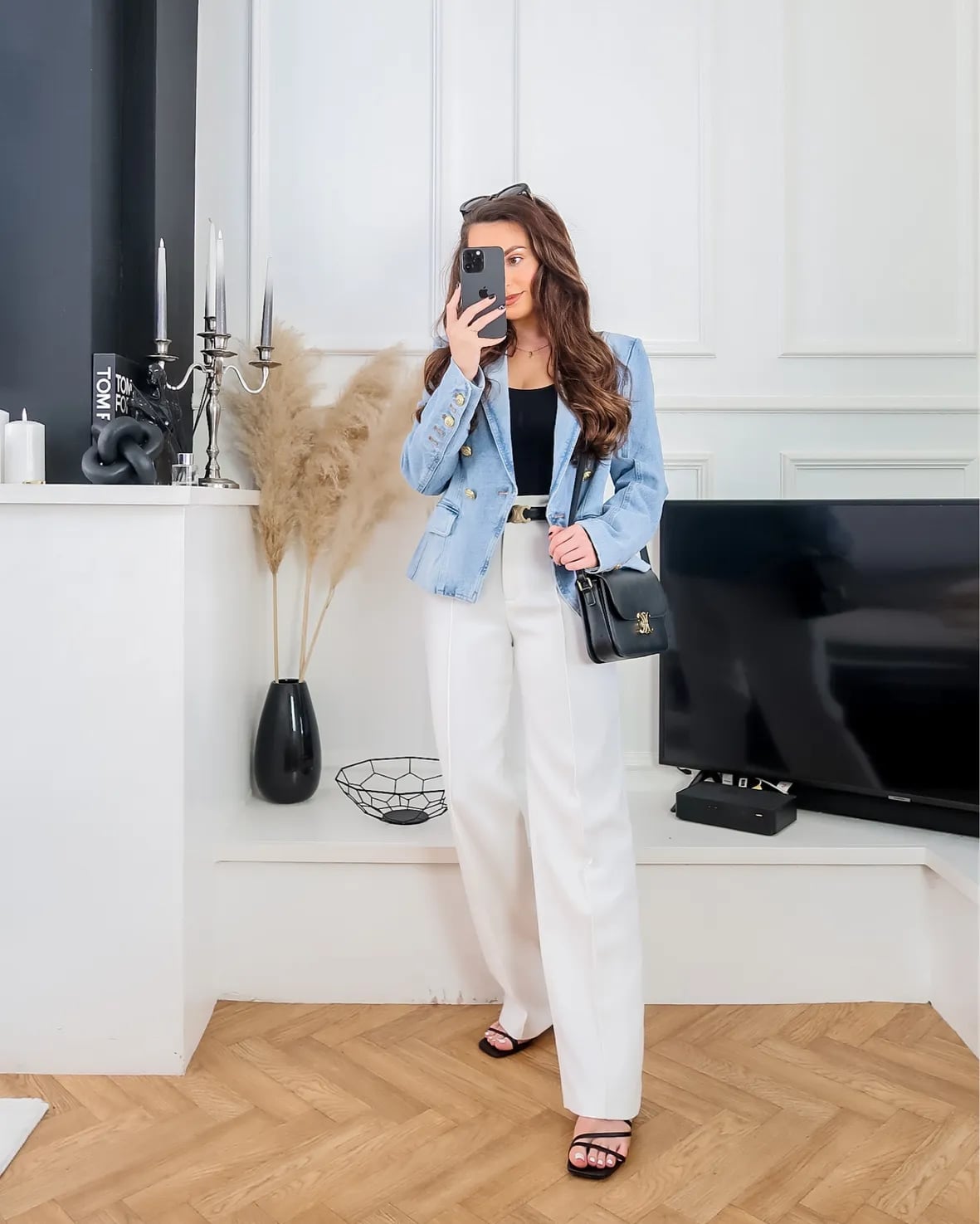Textured White Trousers With Denim Blazer Textured White Trousers With Denim Blazer — Classy White Pants Outfits