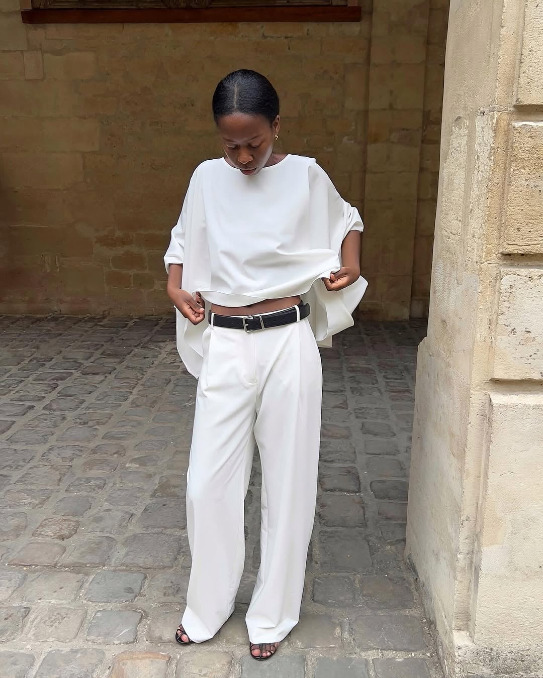 Monochromatic White Wide Leg Trousers With Belt Monochromatic White Wide Leg Trousers With Belt — Classy White Pants Outfits