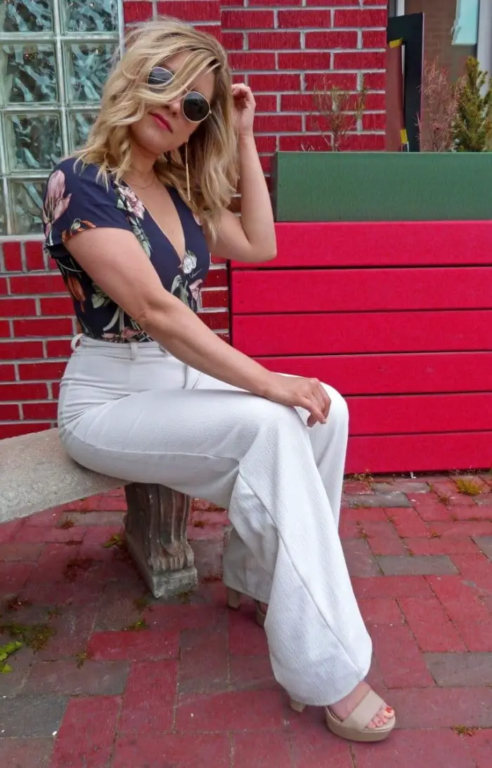 White Wide Leg Trousers With Floral Print Top White Wide Leg Trousers With Floral Print Top — Classy White Pants Outfits