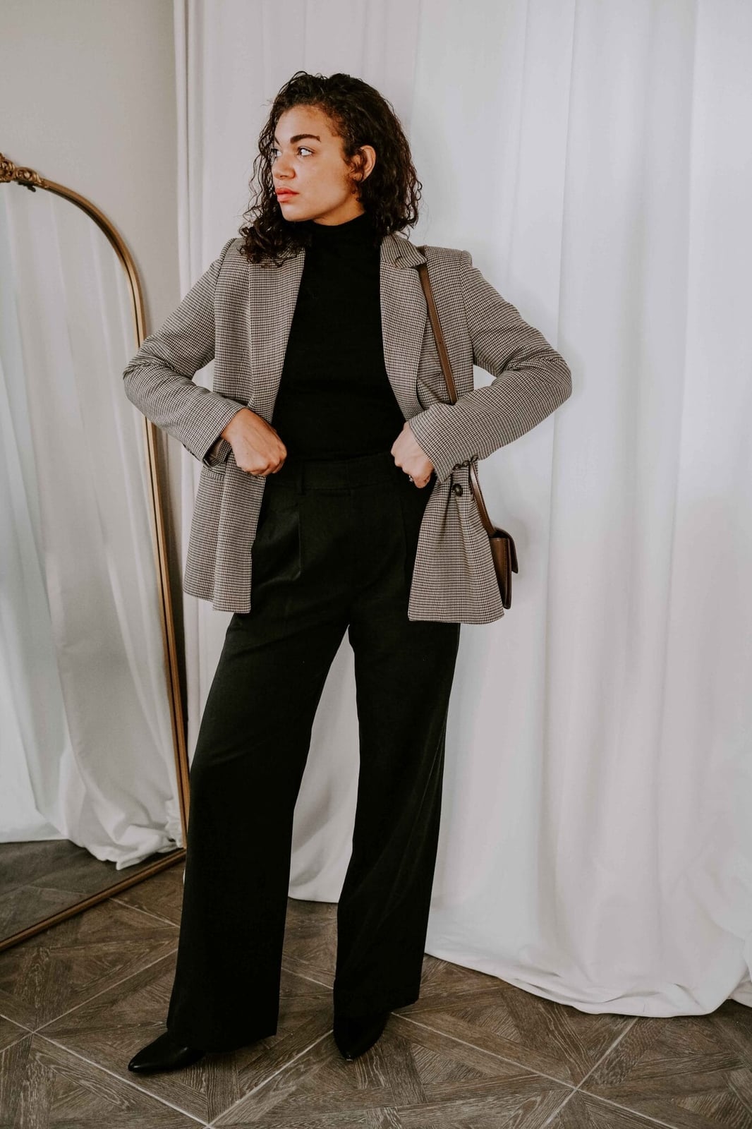 Gray Checked Blazer with Black Turtleneck and Wide-Leg, Close-Up Take Gray Checked Blazer with Black Turtleneck and Wide-Leg, Close-Up Take — Classy Work Outfits