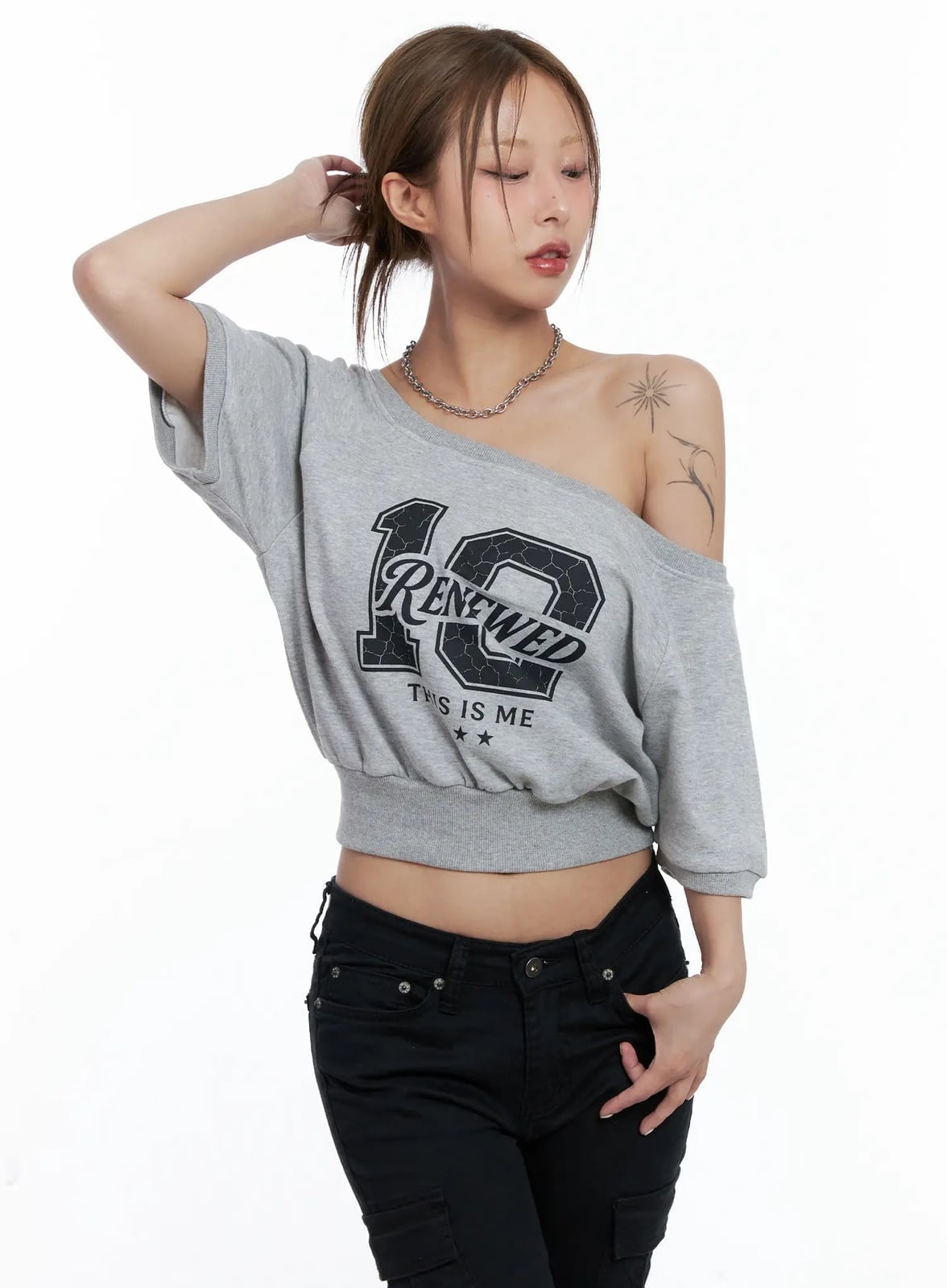 Off-the-shoulder Sweatshirt with Graphic Text and Cargo Pants Off-the-shoulder Sweatshirt with Graphic Text and Cargo Pants — Classy Y2K Outfits 2000s