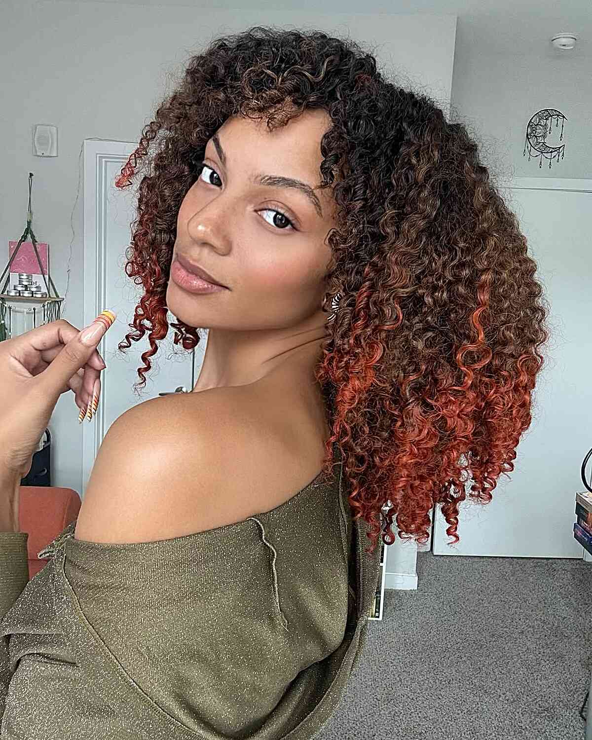 Shoulder Dark Brown To Blonde Ombre Curls, Close-Up Take — Curly Hair Dye Inspiration