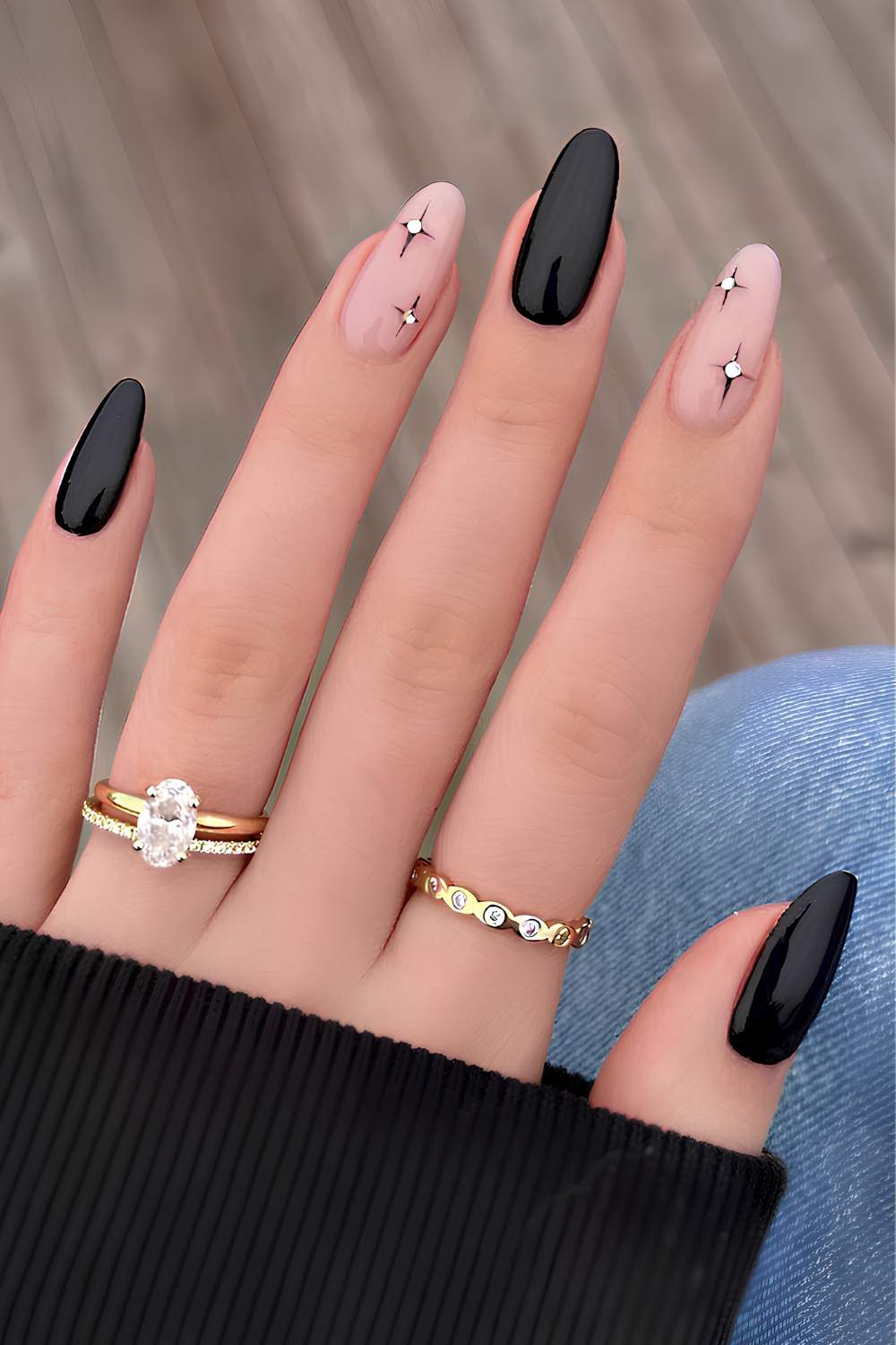 Medium Almond Black With Starbursts and Rhinestones Medium Almond Black With Starbursts and Rhinestones — Cute Black Nails