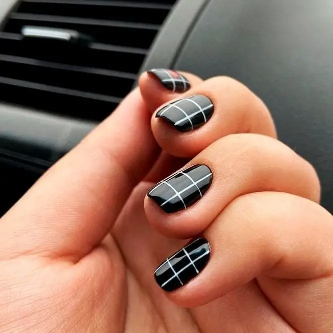 Short Oval Glossy Black With White Grid Short Oval Glossy Black With White Grid — Cute Black Nails