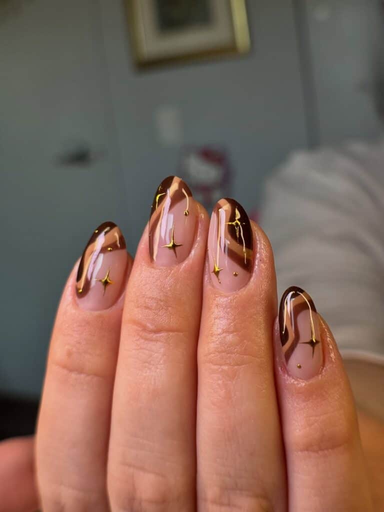 Geometric Brown Gold Star Accent Nails Geometric Brown Gold Star Accent Nails — Cute Brown Nails