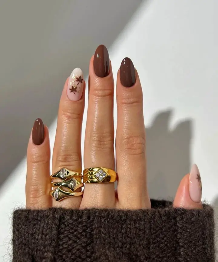 Delicate Brown Leaf Gold Accent Nails Delicate Brown Leaf Gold Accent Nails — Cute Brown Nails
