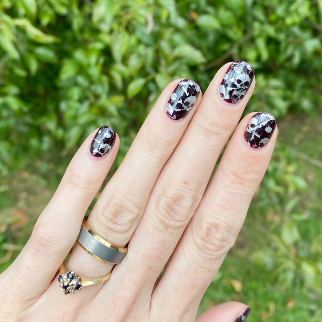 Deep Purple Silver Skull Medium Oval Nails Deep Purple Silver Skull Medium Oval Nails — Cute Dark Nails