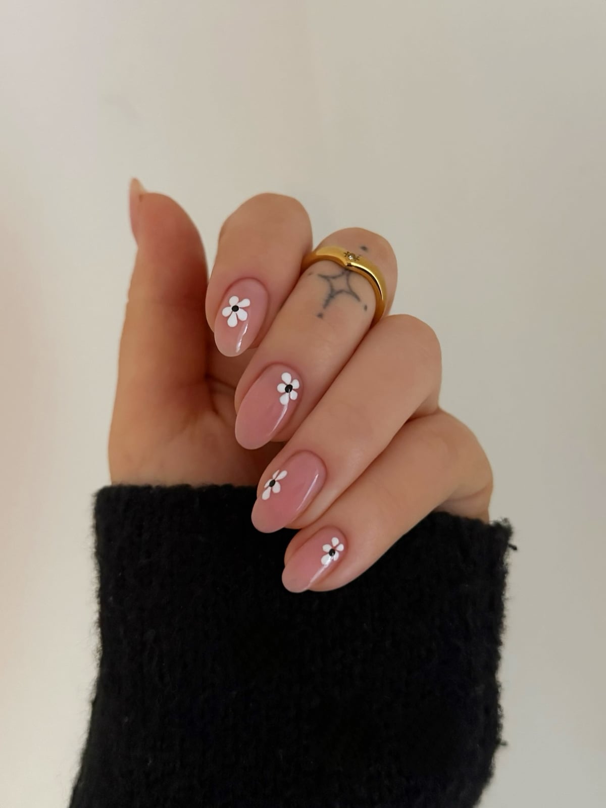 Short Oval Sheer Pink With White Flower Accents Short Oval Sheer Pink With White Flower Accents — Cute Dip Powder Nails