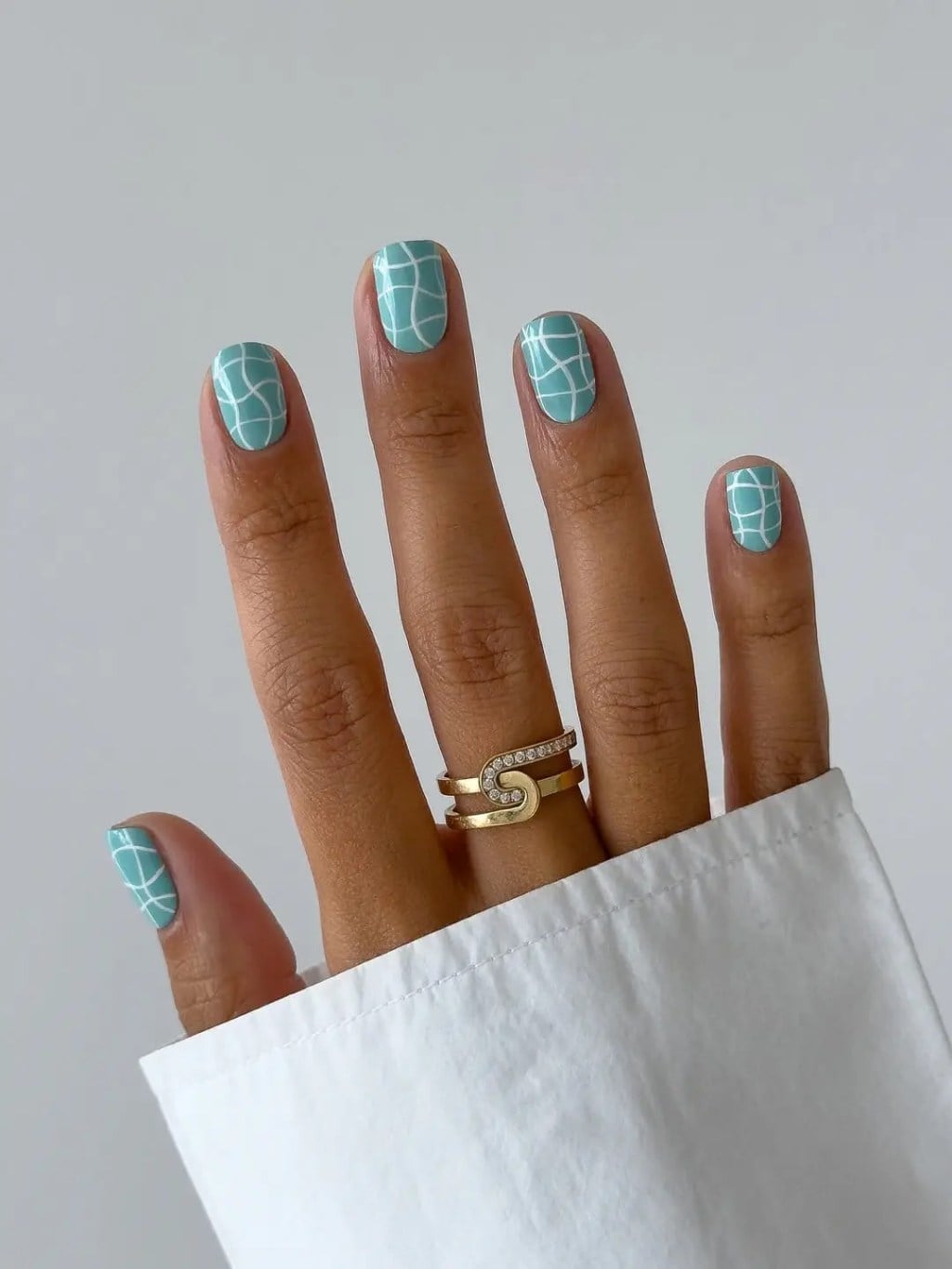 Short Oval Teal With White Abstract Lines Short Oval Teal With White Abstract Lines — Cute Dip Powder Nails