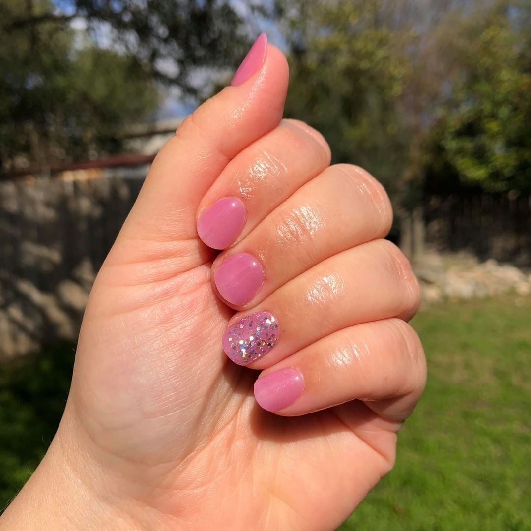 Short Oval Pink With Silver Glitter Accent Short Oval Pink With Silver Glitter Accent — Cute Dip Powder Nails