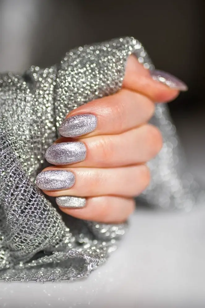 Short Oval Silver Glitter Dazzling Nails Short Oval Silver Glitter Dazzling Nails — Cute Dip Powder Nails