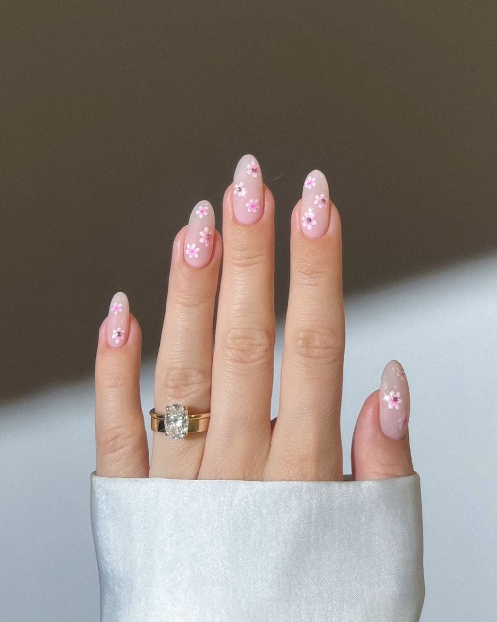 Sheer Pink Medium Oval With Small Flowers Sheer Pink Medium Oval With Small Flowers — Cute Medium Nails