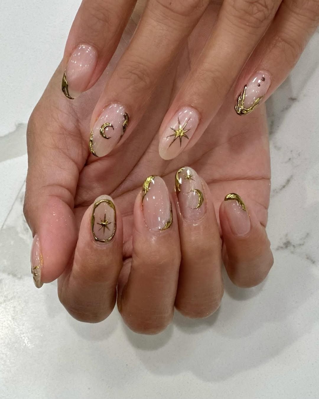 Sheer Medium Oval Gold Celestial Accents Sheer Medium Oval Gold Celestial Accents — Cute Medium Nails