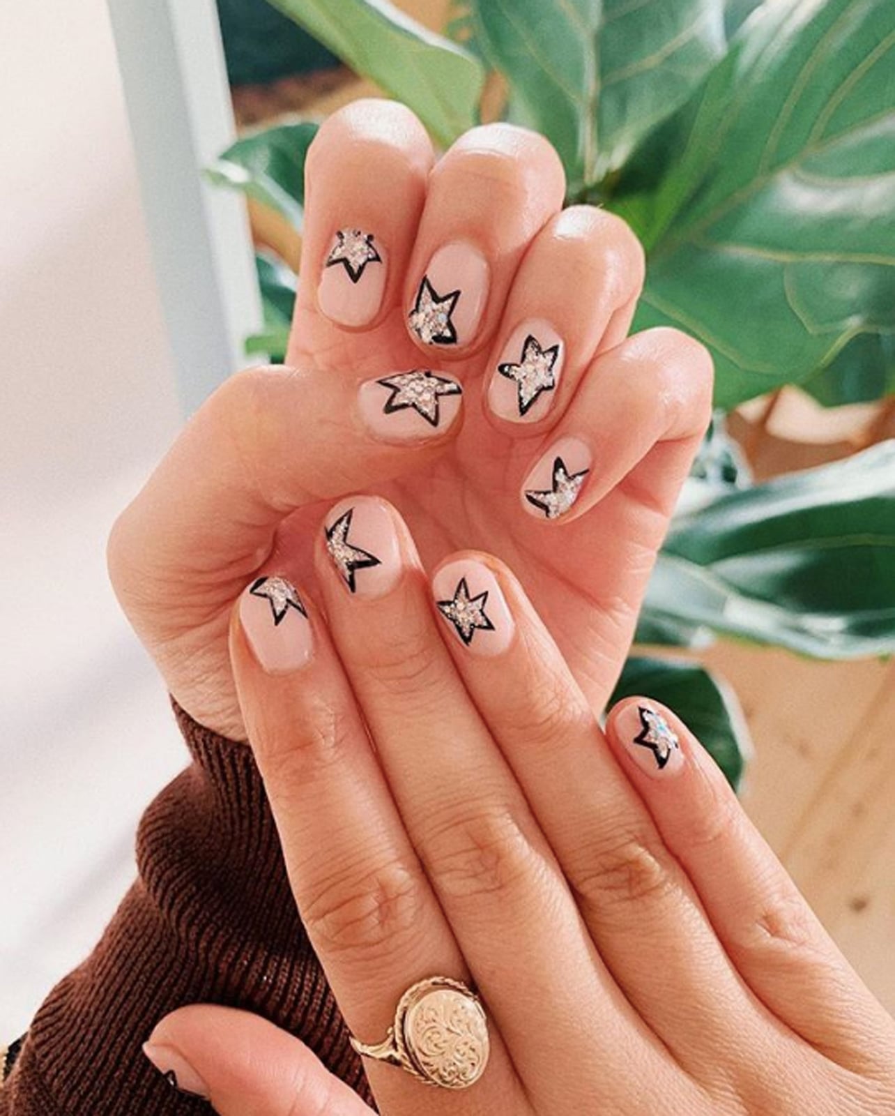Glitter Star Outline Short Square Nails — Cute Nail Art Inspo
