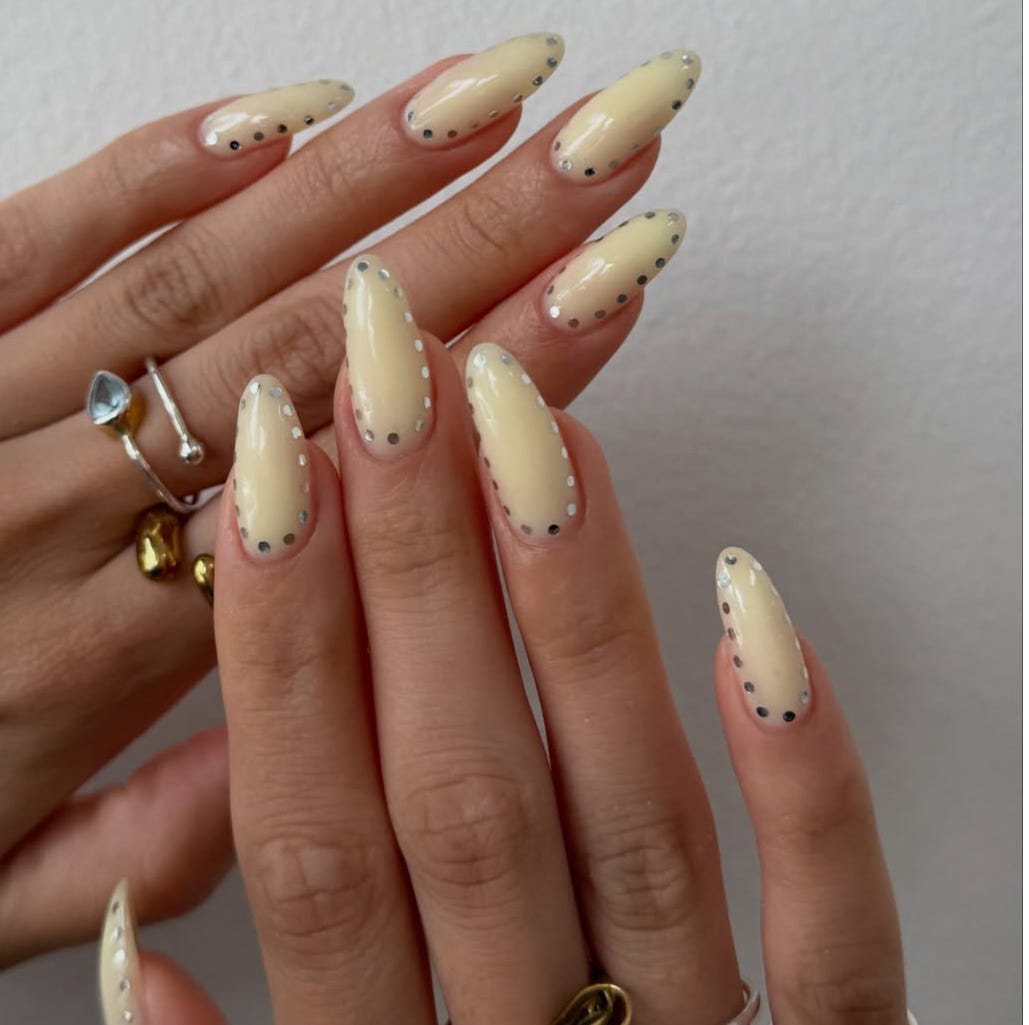 Pale Yellow Silver Dot Almond Nails Pale Yellow Silver Dot Almond Nails — Cute Oval Nails