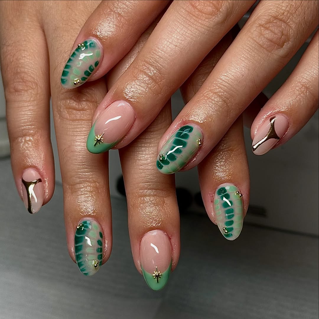 Green Tie-Dye Gold Accent Medium Oval Nails Green Tie-Dye Gold Accent Medium Oval Nails — Cute Oval Nails
