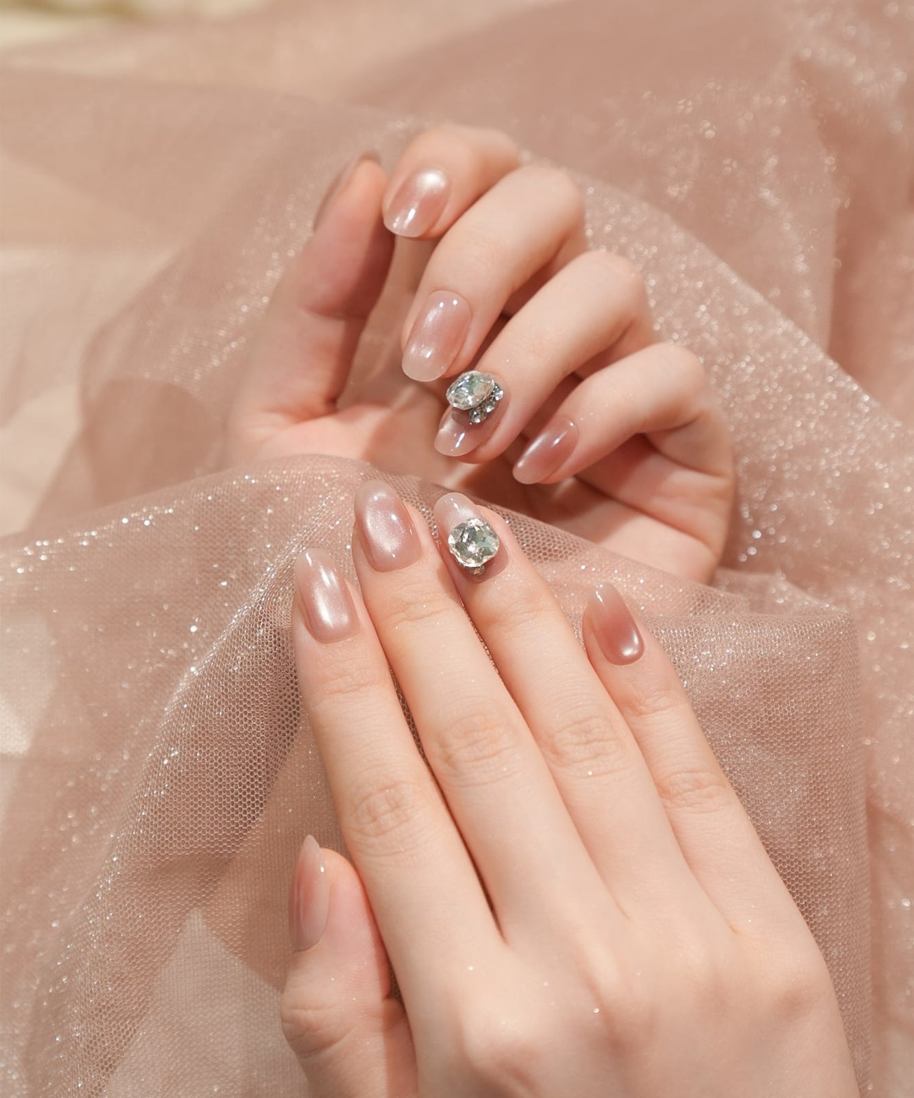 Iridescent Magnetic Shimmer Rhinestone Medium Oval Nails Iridescent Magnetic Shimmer Rhinestone Medium Oval Nails — Cute Oval Nails