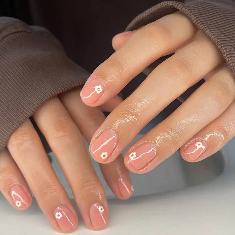Peachy Nude Floral Accent Short Oval Nails Peachy Nude Floral Accent Short Oval Nails — Cute Oval Nails
