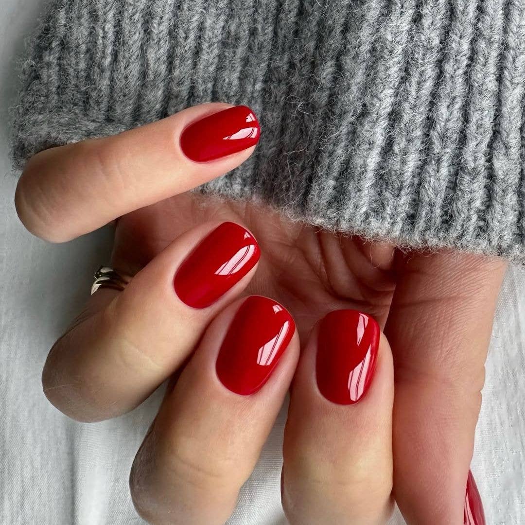 Vivid Red High Gloss Short Oval Nails Vivid Red High Gloss Short Oval Nails — Cute Short Acrylic Nails