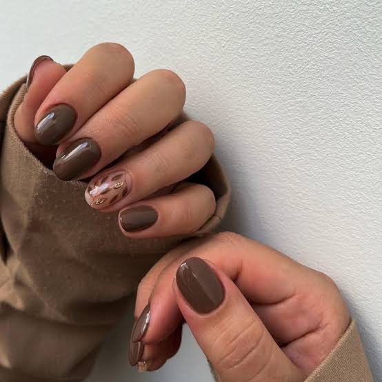 Medium Brown Gold Foil Accent Short Oval Nails Medium Brown Gold Foil Accent Short Oval Nails — Cute Short Acrylic Nails